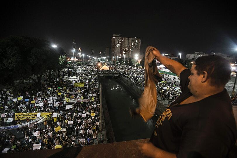 Knapp ein Jahr vor der Fußball-WM in Brasilien erlebt das Land einen ungeahnten Sturm des Protestes.