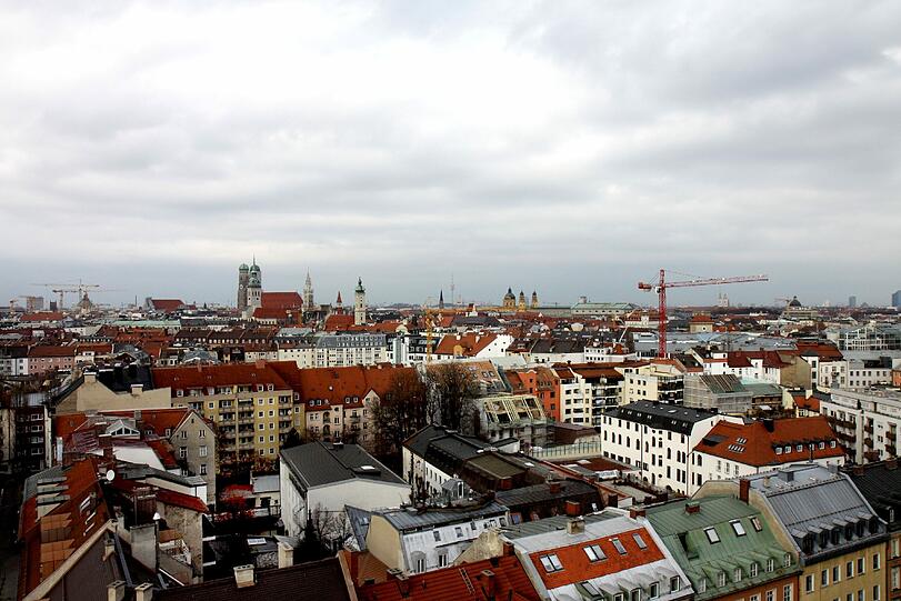 Siedlungsdichte: München gilt als dichtbesiedeltste Stadt Deutschlands. Exakt 5744 Einwohner müssen sich einen Quadratkilometer teilen. Im Landkreis München ist dagegen schon deutlich mehr Luft: Hier sind es nur mehr 2501 Menschen pro Quadratkilometer.