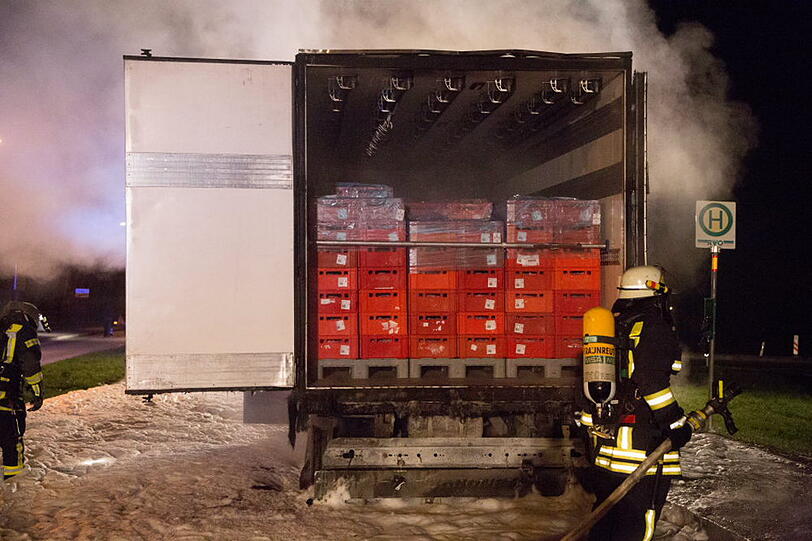 Die Feuerwehr musste einen brennenden Fleischanhänger mit Schaum löschen. Hier die Bilder vom Brand.