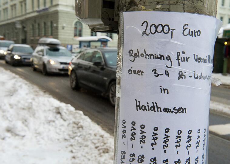 2000 Euro Belohnung für die Vermittlung einer Wohnung: Solche Zettel hängen in München seit Jahren in jedem Stadtteil.