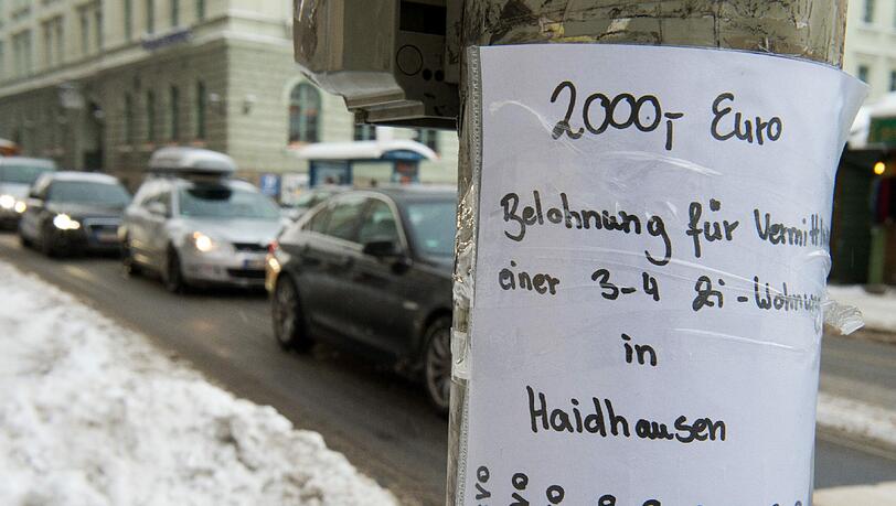 2000 Euro Belohnung für die Vermittlung einer Wohnung: Solche Zettel hängen in München seit Jahren in jedem Stadtteil. 2000 Euro Belohnung für die Vermittlung einer Wohnung: Solche Zettel hängen in München seit Jahren in jedem Stadtteil.