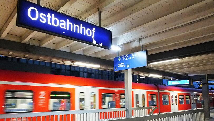 Am Ostbahnhof gelang es den Beamten den flüchtenden Gleisgänger zu stellen. Am Ostbahnhof gelang es den Beamten den flüchtenden Gleisgänger zu stellen.
