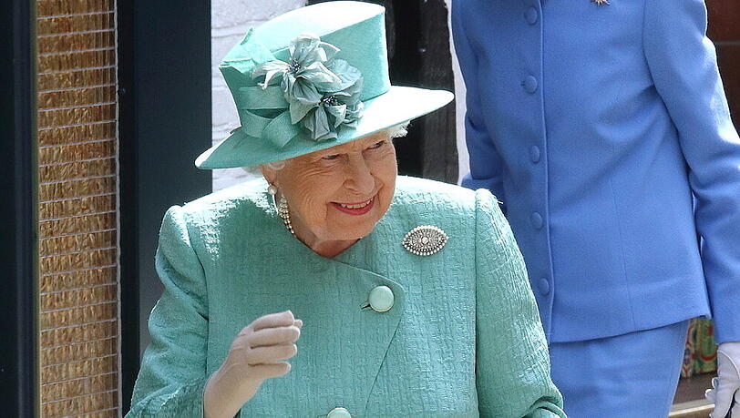 Die Queen beschenkt alle ihre Mitarbeiter Die Queen beschenkt alle ihre Mitarbeiter