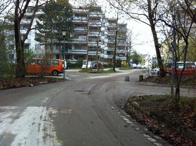 Oben an der Bergstraße wurde der grüne Audi angefahren.
