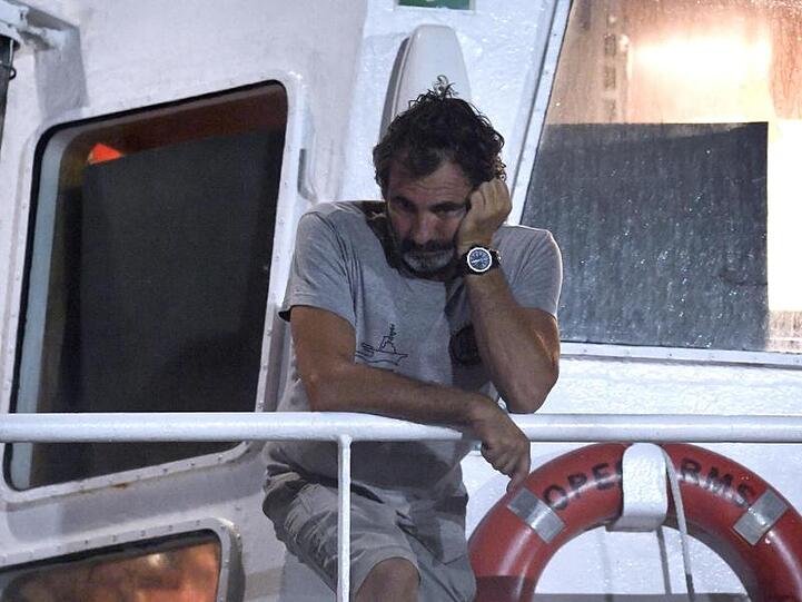 Oscar Camps, Gründer der Hilfsorganisation Open Arms, steht an Deck des Rettungsschiffs.