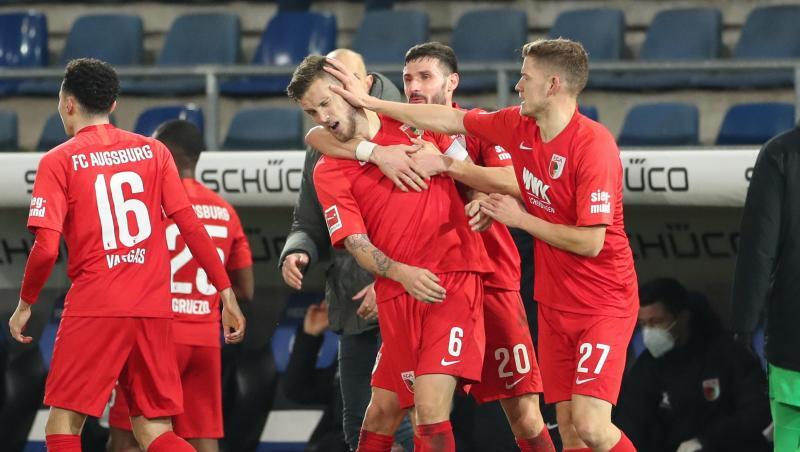 Torschütze Jeffrey Gouweleeuw (M) aus Augsburg.