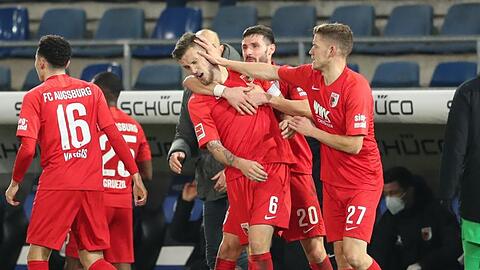 Torschütze Jeffrey Gouweleeuw (M) aus Augsburg.