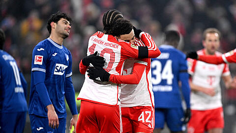 Gute Freunde kann niemand trennen: Jamal Musiala (r.) und Leroy Sané (l.) entschieden den Jahresauftakt gegen die TSG Hoffenheim (3:0).