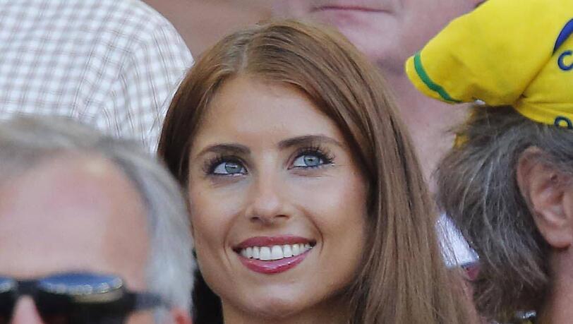 Mats Hummels Freundin Cathy Fischer  ist auch im Stadion.