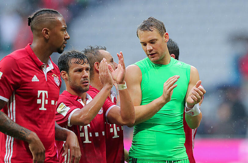 Abgekämpft: Die Bayern Jérôme Boateng, Juan Bernat, Rafinha und Manuel Neuer (v.l.) nach dem 3:1-Sieg gegen Ingolstadt.
