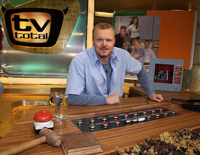 Stefan Raab erlangte mit seiner Late-Night-Show "TV Total" Kult-Status. 16 Jahre lang präsentierte der Showmaster von Montag bis Donnerstag seine Sendung aus Köln. 2015 beendete er seine Karriere und verabschiedete sich als Moderator.