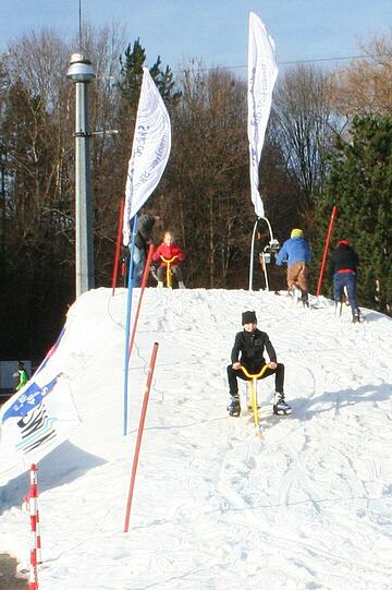 Eishockey, Eiskunstlauf, Skibob, die Mandolin-Showtruppe und die Eislaufkids - das sind nur ein paar der Attraktionen, die die Besucher beim Eisfestival erleben können.