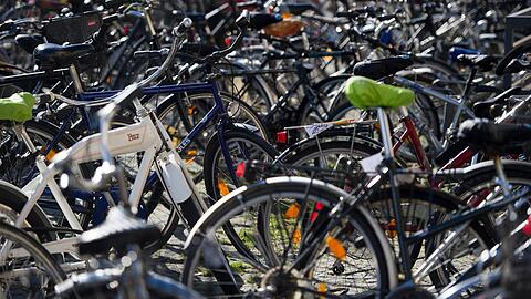 Mit dem Pilotversuch "Saisonales Parken" soll in München die Fahrrad-Flut auf den Bürgersteigen eingedämmt werden. (Symbolbild)