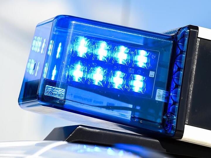 Ein Blaulicht auf dem Dach eines Einsatzfahrzeugs. Foto: Christophe Gateau/dpa/Symbolbild