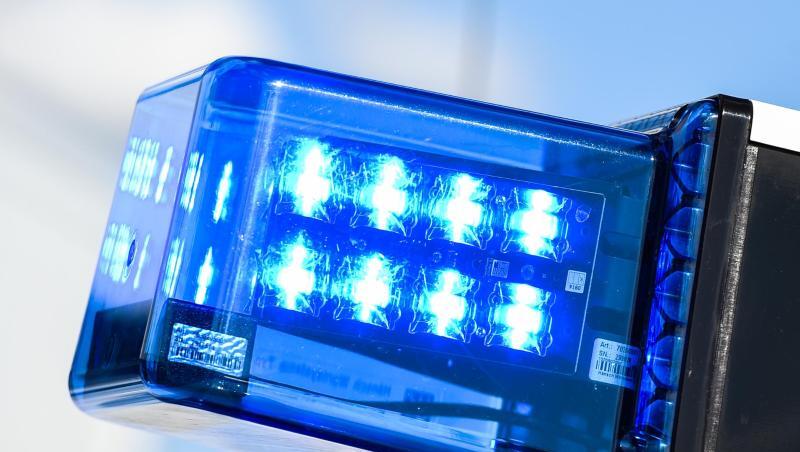 Ein Blaulicht auf dem Dach eines Einsatzfahrzeugs. Foto: Christophe Gateau/dpa/Symbolbild Ein Blaulicht auf dem Dach eines Einsatzfahrzeugs. Foto: Christophe Gateau/dpa/Symbolbild