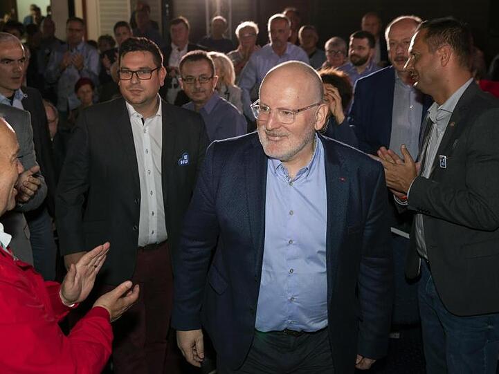 Den Wahl-Auftakt machten Großbritannien und die Niederlande. Dort wurde die Partei des Spitzenkandidaten der europäischen Sozialdemokraten, Frans Timmermans, nach einer Prognose mit 18,4 Prozent der Stimmen überraschend stärkste Kraft.