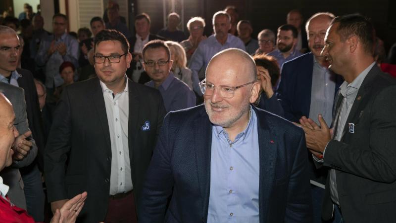 Den Wahl-Auftakt machten Großbritannien und die Niederlande. Dort wurde die Partei des Spitzenkandidaten der europäischen Sozialdemokraten, Frans Timmermans, nach einer Prognose mit 18,4 Prozent der Stimmen überraschend stärkste Kraft. Den Wahl-Auftakt machten Großbritannien und die Niederlande. Dort wurde die Partei des Spitzenkandidaten der europäischen Sozialdemokraten, Frans Timmermans, nach einer Prognose mit 18,4 Prozent der Stimmen überraschend stärkste Kraft.