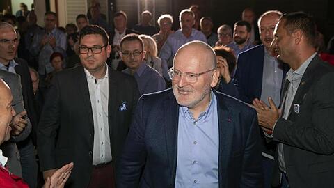 Den Wahl-Auftakt machten Großbritannien und die Niederlande. Dort wurde die Partei des Spitzenkandidaten der europäischen Sozialdemokraten, Frans Timmermans, nach einer Prognose mit 18,4 Prozent der Stimmen überraschend stärkste Kraft.