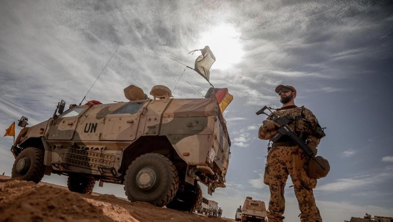 Teurer Auslandseinsatz: Ein Soldat der Bundeswehr unweit des Stützpunktes in Gao im Norden Malis. Teurer Auslandseinsatz: Ein Soldat der Bundeswehr unweit des Stützpunktes in Gao im Norden Malis.