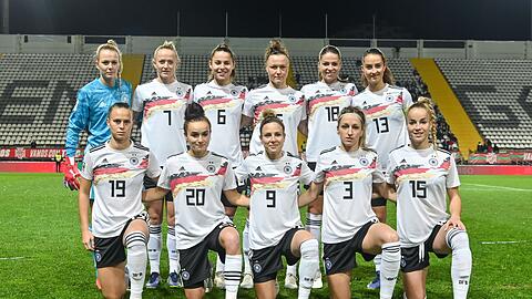 Die deutschen Spielerinnen posieren vor dem Spiel gegen Portugal in Faro für ein Foto.