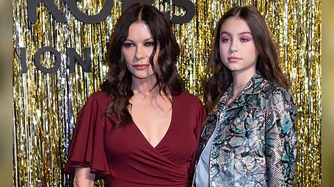 Catherine Zeta-Jones und ihre Tochter Carys Zeta Douglas bei einer Veranstaltung.
