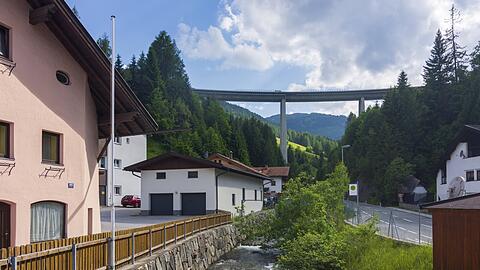 Oberhalb von Gries am Brenner liegt die Autobahn.