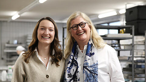 Elisabeth Kreutzkamm-Aumüller (r.) freut sich, dass mit ihrer Tochter Katharina die nächste Generation übernimmt.