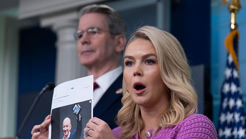 Trumps Sprecherin Karoline Leavitt kritisiert Amazon und dessen Chef Jeff Bezos.