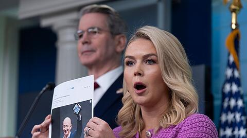 Trumps Sprecherin Karoline Leavitt kritisiert Amazon und dessen Chef Jeff Bezos.