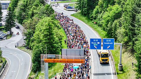Tausende Menschen demonstrierten gegen die Umweltbelastungen durch den Transitverkehr.