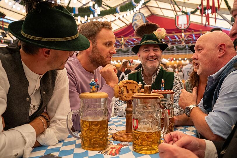 Leon Windscheid (zweiter von links) sucht das direkte Stammtisch-Gespräch auf dem Oktoberfest. Leon Windscheid (zweiter von links) sucht das direkte Stammtisch-Gespräch auf dem Oktoberfest.