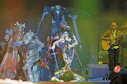 Sprunggefederte Monster aus der Sagen-Hölle: Fantasy-Figuren im Stimmungseinsatz bei der Nürnberger &bdquo;Excalibur&ldquo;-Show.