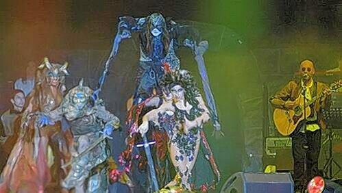Sprunggefederte Monster aus der Sagen-Hölle: Fantasy-Figuren im Stimmungseinsatz bei der Nürnberger „Excalibur“-Show. Sprunggefederte Monster aus der Sagen-Hölle: Fantasy-Figuren im Stimmungseinsatz bei der Nürnberger „Excalibur“-Show.