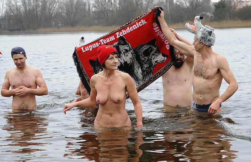 ...neben den Polarwölfen fallen aber immer wieder anderer Gruppierungen auf, die gerne mal nackt unterwegs sind.