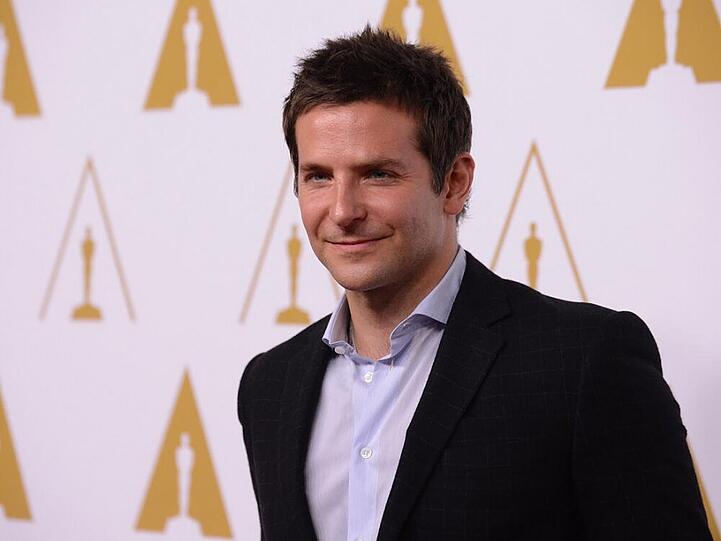 Bradley Cooper ist nicht nur für den Oscar nominiert, er darf auch einen der Goldjungs überreichen