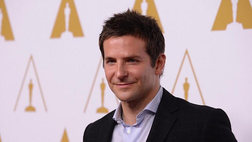 Bradley Cooper ist nicht nur für den Oscar nominiert, er darf auch einen der Goldjungs überreichen Bradley Cooper ist nicht nur für den Oscar nominiert, er darf auch einen der Goldjungs überreichen