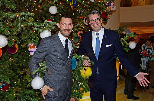 Diesen beiden Herren gefällt der Christbaum: Gastgeber Wolfgang Greiner (r.) und Patrick Huber (Fendi Store München).