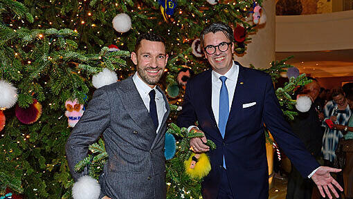 Diesen beiden Herren gefällt der Christbaum: Gastgeber Wolfgang Greiner (r.) und Patrick Huber (Fendi Store München).