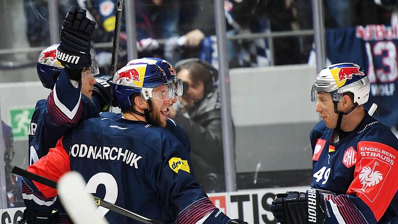 Frank Mauer und Andrew Bodnarchuk feiern den 2:1-Sieg gegen die Malmö Redhawks.