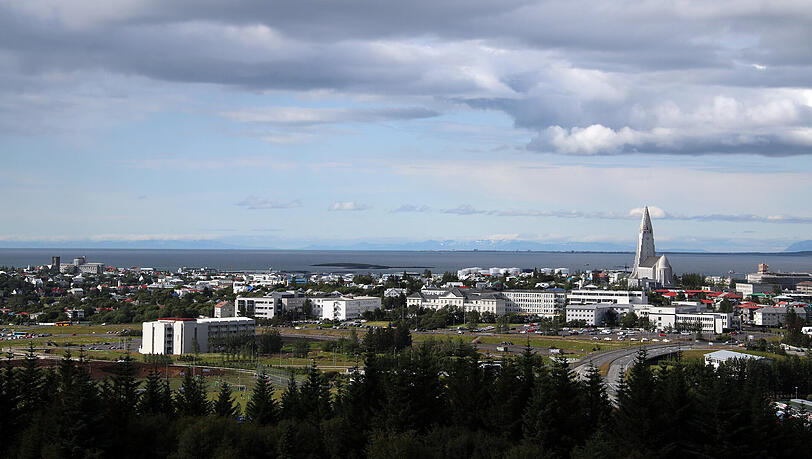 Teuer! Reykjavik: ein Blick über die überschaubare Stadt in Island. Teuer! Reykjavik: ein Blick über die überschaubare Stadt in Island.