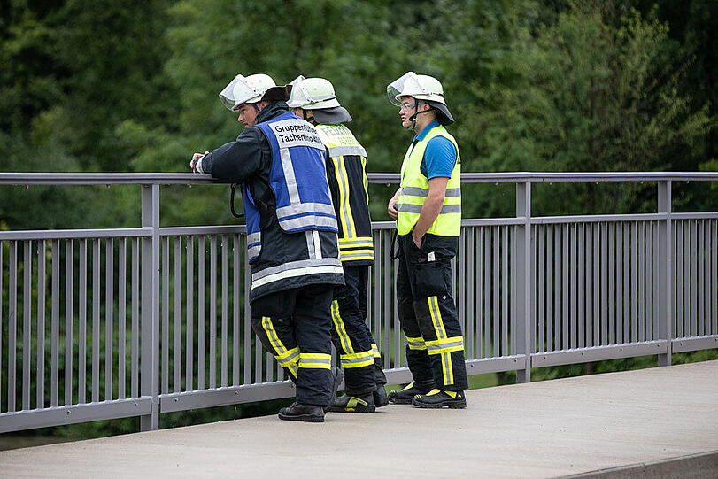 Intensive Suche der Rettungskräfte an Land und zu Wasser.
