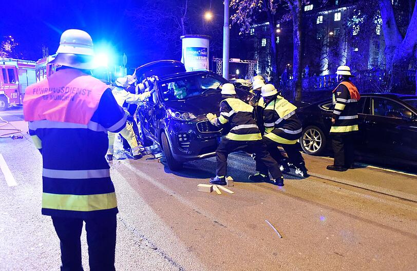 Nachdem der Pkw wieder auf seine Räder gestellt worden war, konnte der Fahrer befreit werden.
