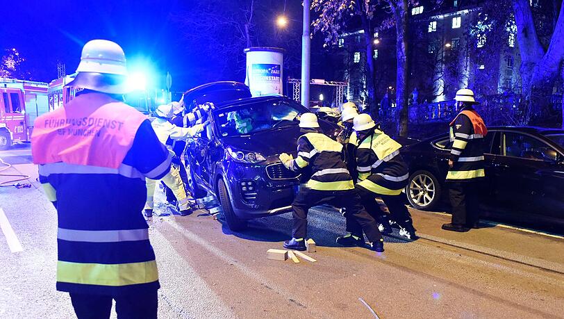 Nachdem der Pkw wieder auf seine Räder gestellt worden war, konnte der Fahrer befreit werden. Nachdem der Pkw wieder auf seine Räder gestellt worden war, konnte der Fahrer befreit werden.