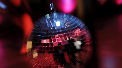 Eine Discokugel dreht sich im Licht. Foto: picture alliance / dpa/Symbolbild