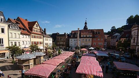 Blick auf den Wochenmarkt auf dem Markplatz von Kulmbach. Foto: Nicolas Armer/Archivbild
