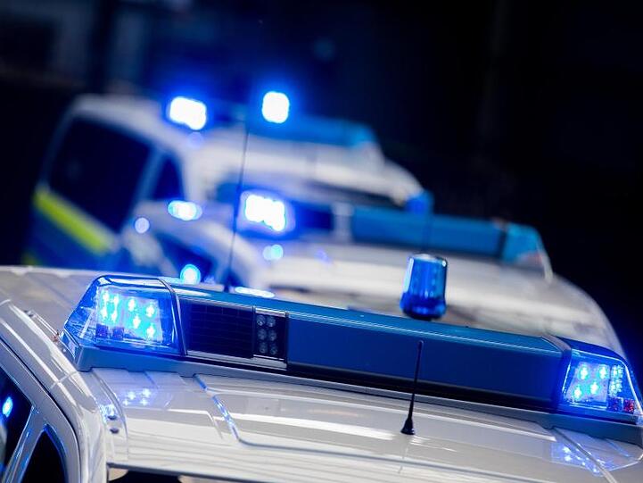 Mehrere Einsatzwagen der Polizei haben das Blaulicht eingeschaltet und sind auf dem Weg zu einem Einsatz. Foto: Rolf Vennenbernd/dpa/Archivbild