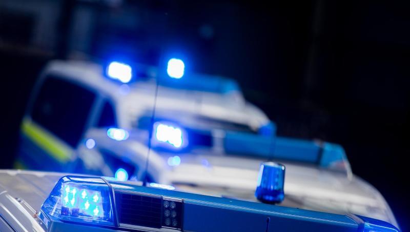 Mehrere Einsatzwagen der Polizei haben das Blaulicht eingeschaltet und sind auf dem Weg zu einem Einsatz. Foto: Rolf Vennenbernd/dpa/Archivbild Mehrere Einsatzwagen der Polizei haben das Blaulicht eingeschaltet und sind auf dem Weg zu einem Einsatz. Foto: Rolf Vennenbernd/dpa/Archivbild