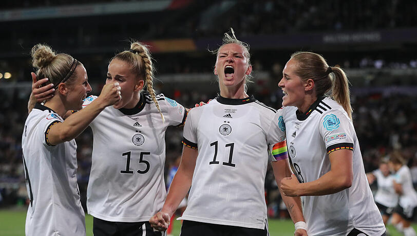 "Frauen-Fußball darf in der Welt einfach nicht mehr belächelt werden. Das darf keiner mehr machen", sagt der einstige Frauen-Bundestrainer Hrubesch nach den euphorisierenden Auftritten von Popp & Co. bei der EM.