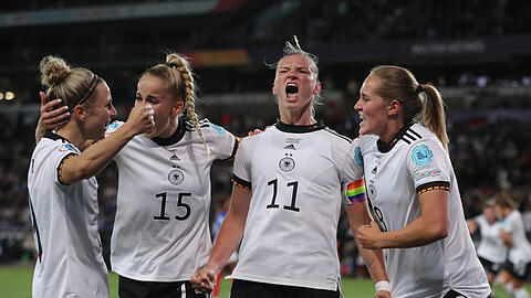 "Frauen-Fußball darf in der Welt einfach nicht mehr belächelt werden. Das darf keiner mehr machen", sagt der einstige Frauen-Bundestrainer Hrubesch nach den euphorisierenden Auftritten von Popp & Co. bei der EM.