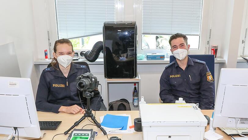 Saskia K. und Robert R. registrieren die Flüchtlinge. Saskia K. und Robert R. registrieren die Flüchtlinge.